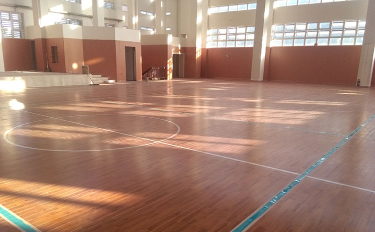 橡膠木風雨操場地板怎么翻新