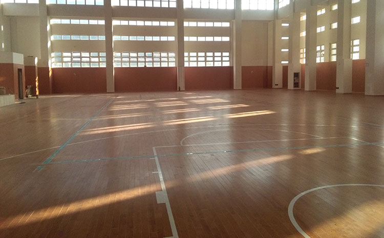五角楓舞臺運(yùn)動(dòng)木地板怎么翻新？