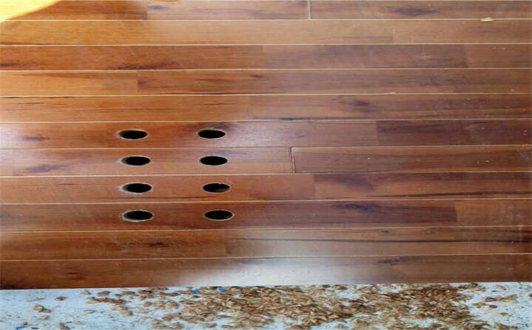 專業(yè)的風(fēng)雨操場地板多少錢一平米？