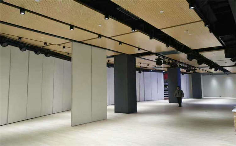 松木風(fēng)雨操場(chǎng)地板哪個(gè)品牌好?