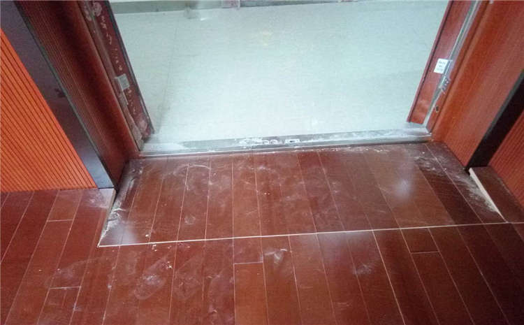 指接板風(fēng)雨操場(chǎng)地板多少錢(qián)一平米？