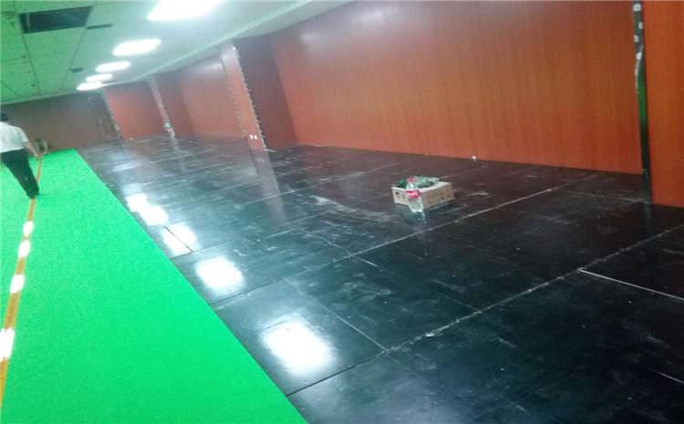 松木舞臺運(yùn)動木地板怎么翻新