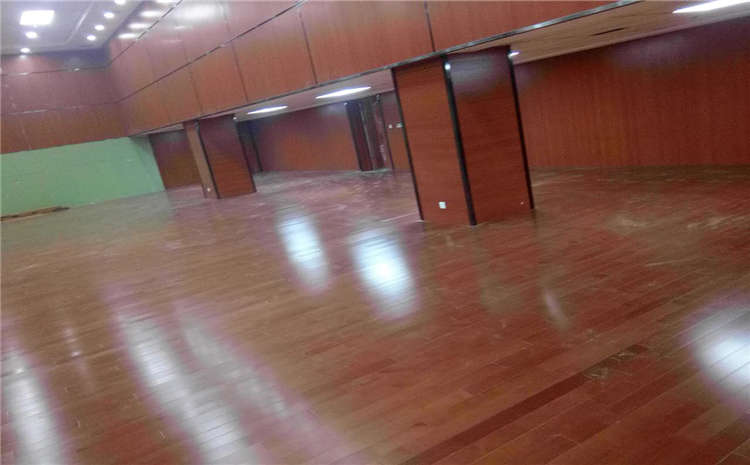 體育木地板為什么一會響一會不響？