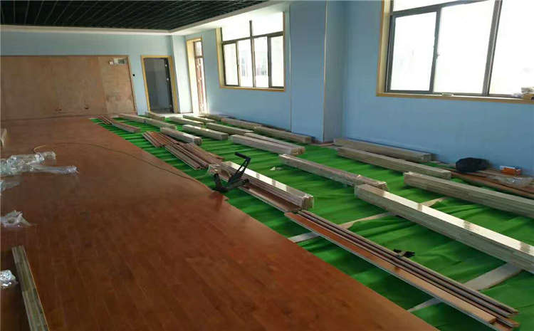 楓木風雨操場地板哪個牌子好？