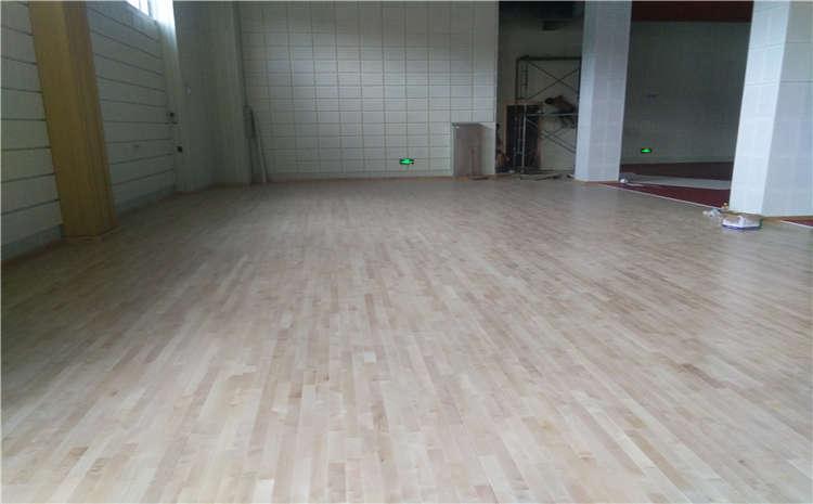 排球場館木地板如何畫線？