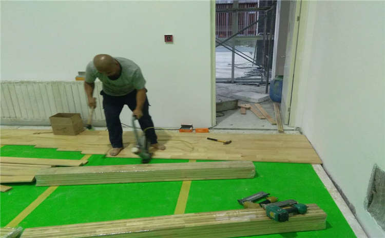 柞木舞臺運動木地板價格是多少錢？