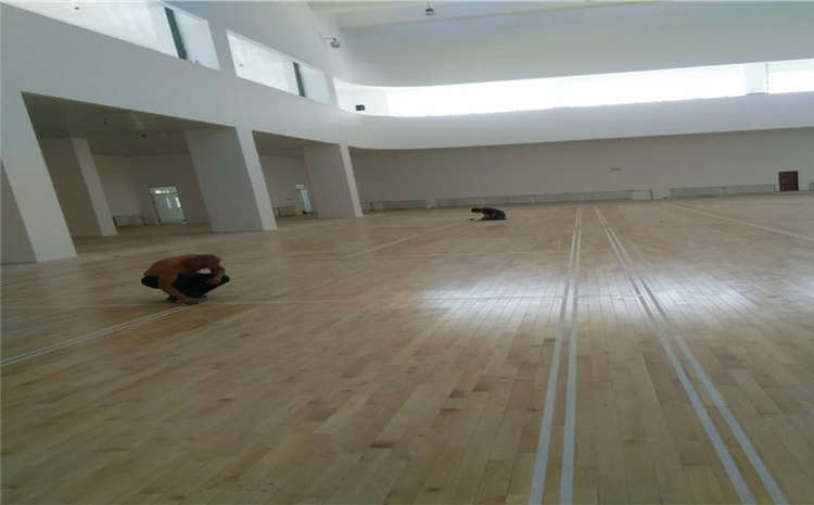 五角楓風(fēng)雨操場(chǎng)地板怎么維修？