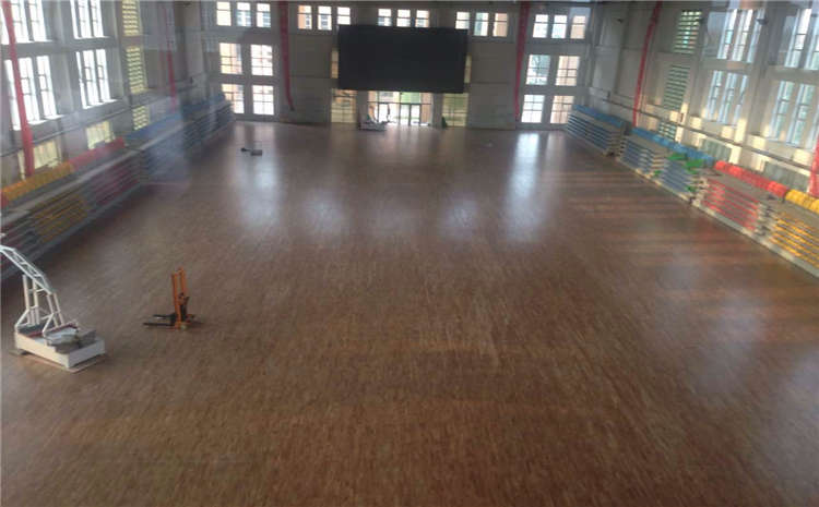 22厚羽毛球館木地板一般多少錢？