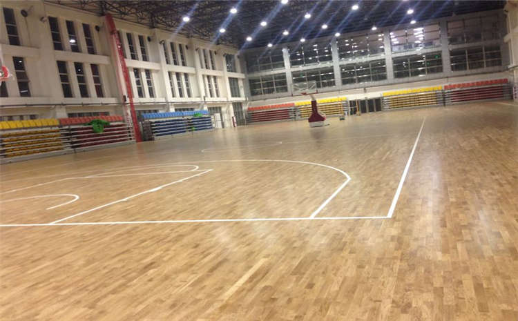 楓木風(fēng)雨操場(chǎng)運(yùn)動(dòng)地板怎么翻新？
