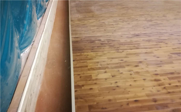 拼接板體育館實(shí)木地板一般多少錢?