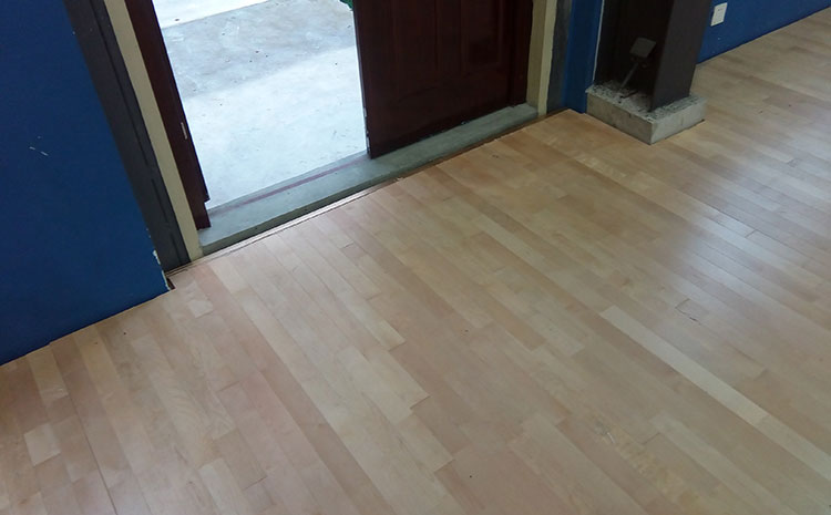 學(xué)?；@球木地板造價(jià)