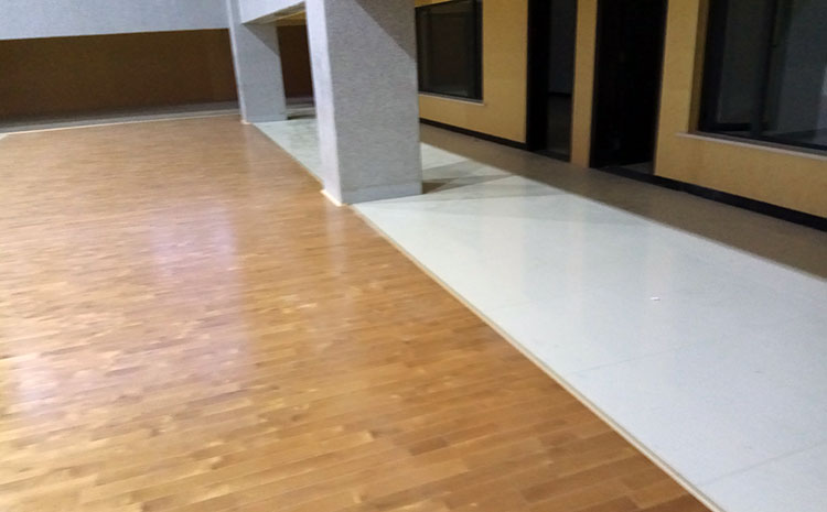 體育木地板木龍骨和吸震墊是什么材料？