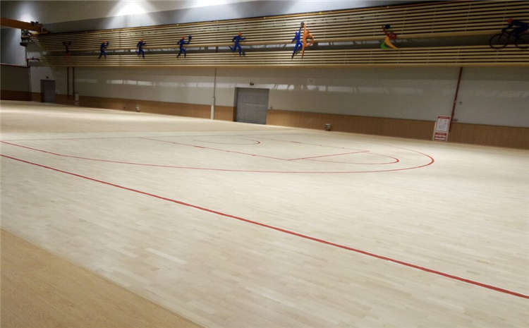學?；@球館木地板有什么特點？