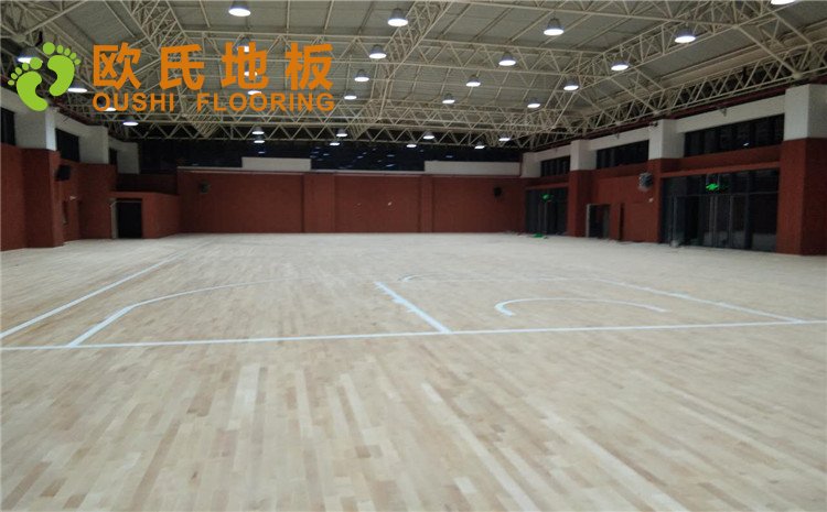 江蘇徐州樹恩中學(xué)籃球館健身房木地板圖片